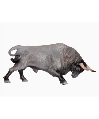 16382 Toro Bravo Cardeno Embistiendo