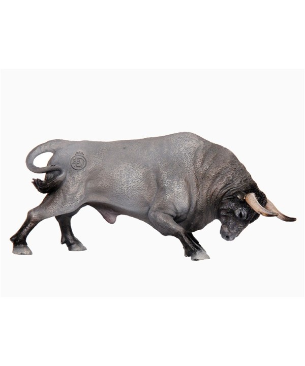 16382 Toro Bravo Cardeno Embistiendo