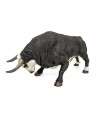16418 Toro bravo Cara blanca embistiendo